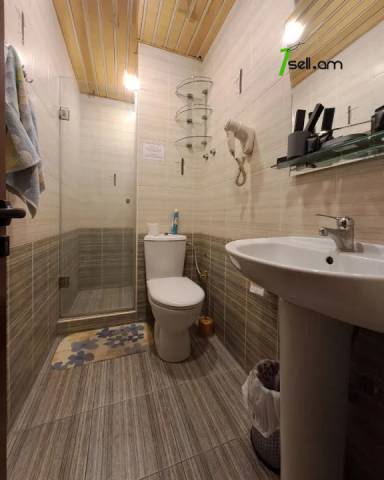 2 սենյականոց բնակարան Մոսկովյան փողոցում, 50 քմ, 2/5 հարկ, բարձր առաստաղներ, կապիտալ վերանորոգված