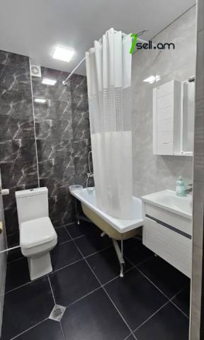 Երկու հարկանի քարե տուն Պետրոս Դուրյանի փողոցում Ավանում, 800 քմ, 2 սանհանգույց