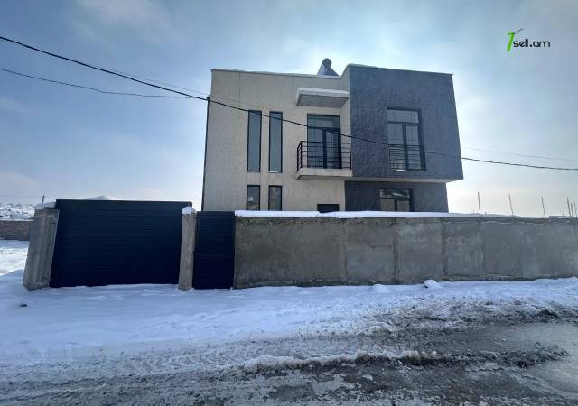 Երկու հարկանի տուն Մինսկի փողոցում Նոր Նորքում, 220 ք.մ., 2 սանհանգույց, մասնակի վերանորոգում