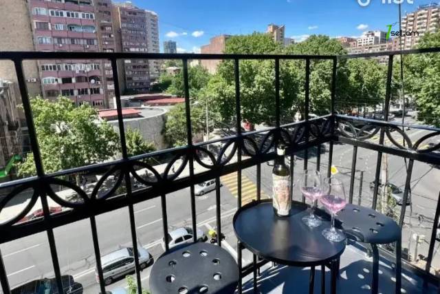 2 սենյականոց բնակարան Մաշտոցի պողոտայում, 44 ք.մ., բարձր առաստաղներ, դիզայներական ոճով վերանորոգված