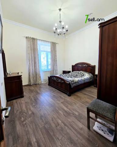 Երեք հարկանի քարե տուն Բագրևանդի փողոցում Նոր Նորքում, 1560 ք.մ., 3+ սանհանգույց