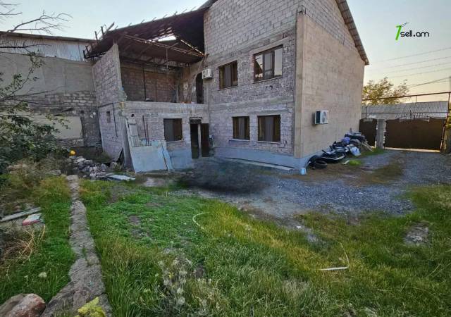 Երկու հարկանի քարե տուն Նոր Արեշի 37րդ փողոցում Էրեբունիում, 855 ք.մ., 2 սանհանգույց