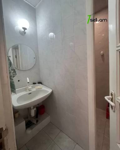 Երեք հարկանի քարե տուն Մարշալ Բաղրամյան պողոտայում Արաբկիրում, 840 ք.մ., 2 սանհանգույց