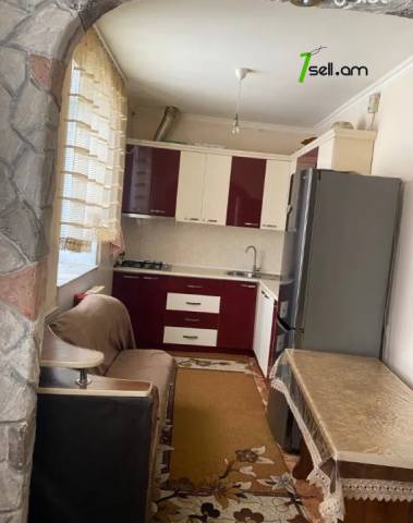 Մեկ հարկանի քարե տուն Աղասի Խանջյանի փողոցում Հրազդանում, 113 ք.մ., մեծ հողամաս