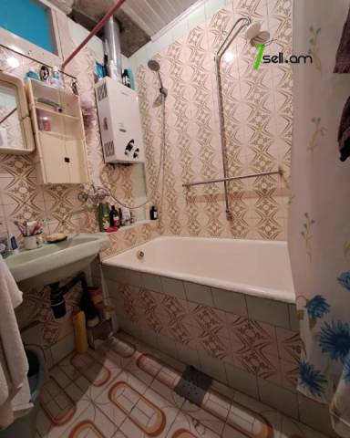 3 սենյականոց բնակարան Բարբյուսի փողոցում, 94 ք.մ., մի քանի պատշգամբ, քարե շենք