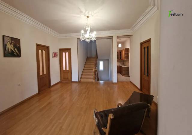 Երեք հարկանի քարե տուն Այգեկցու փողոցում Արաբկիրում, 430 ք.մ., 3+ սանհանգույց, կապիտալ վերանորոգված