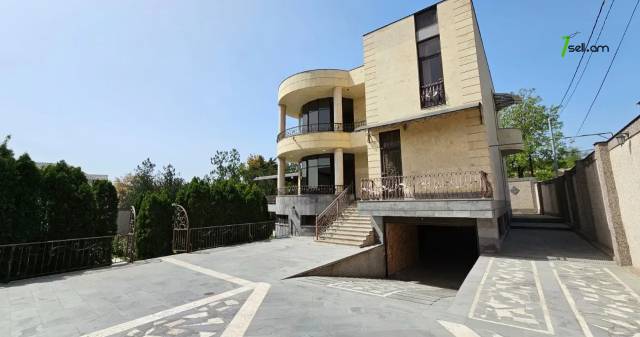 Երկու հարկանի քարե տուն Արմենակ Արմենակյան փողոցում Նորք Մարաշում, 1800 քմ, 3+ սանհանգույց