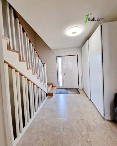 Երեք հարկանի քարե թաունհաուզ, Վահագնի Թաղամաս Աջափնյակում, 400 ք.մ., 3+ սանհանգույց