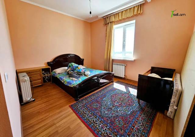 Երեք հարկանի քարե տուն Աջափնյակում, 1200 ք.մ., 2 սանհանգույց, եվրովերանորոգված