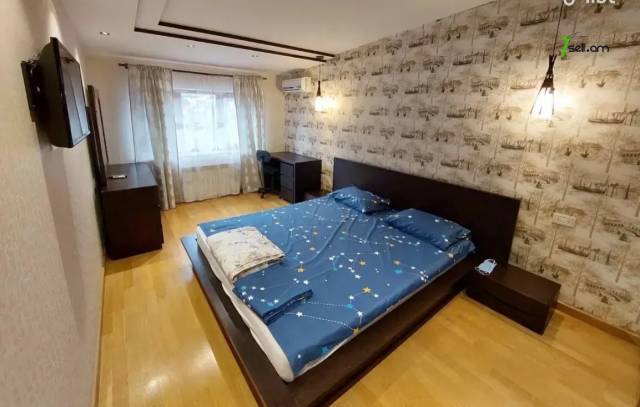 6 սենյականոց բնակարան Հանրապետության փողոցում, 230 ք.մ., նախավերջին հարկ, 3+ սանհանգույց