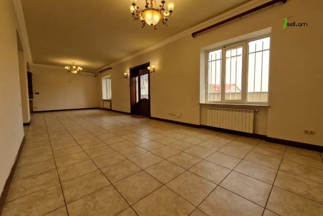 Երկու հարկանի քարե տուն, Նոյ թաղամաս Աջափնյակում, 400 ք.մ., 3+ սանհանգույց, եվրովերանորոգված