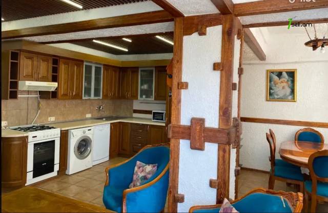 4 սենյականոց բնակարան Հակոբ Հակոբյան փողոցում, 115 քմ, 4/14 հարկ, մի քանի պատշգամբ, եվրովերանորոգված