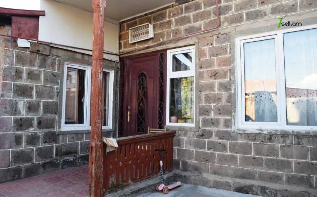 Մեկ հարկանի քարե տուն Աբովյան փողոցում Գյումրիում, 107 քմ