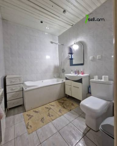 Երեք հարկանի քարե տուն Դավիթ Բեկի փողոցում Էրեբունիում, 2550 ք.մ., 3+ սանհանգույց, մեծ հողամաս