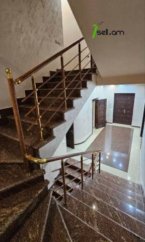 Երեք հարկանի քարե տուն Մարշալ Բաբաջանյանի փողոցում Ավանում, 420 ք.մ., 2 սանհանգույց