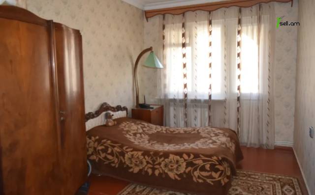 4 սենյականոց բնակարան Պարույր Սևակի փողոցում, 98 ք.մ., նախավերջին հարկ, մի քանի պատշգամբ