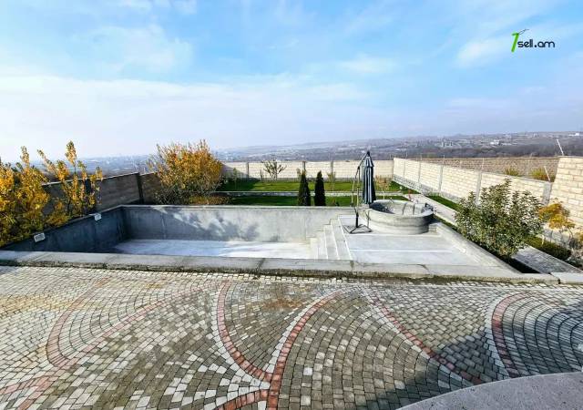 Երկու հարկանի քարե տուն Ամառանոցային փողոցում Ջրվեժում, 2100 քմ, 2 սանհանգույց, կապիտալ վերանորոգված