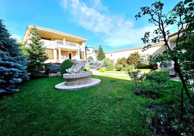 Երեք հարկանի քարե տուն Քեռու փողոցում Արաբկիրում, 1600 ք.մ., 3+ սանհանգույց, կապիտալ վերանորոգված