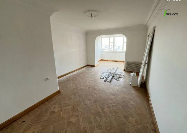 2 սենյականոց բնակարան Արմեն Տիգրանյանի փողոցում, 47 ք.մ., նախավերջին հարկ, քարե շենք