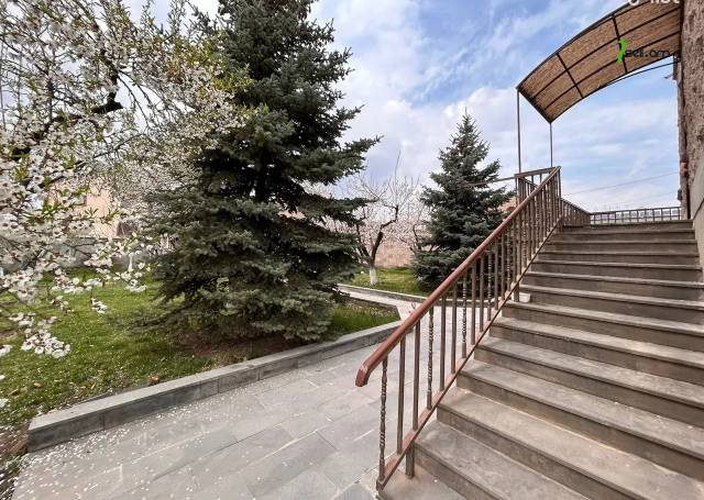 Երեք հարկանի քարե տուն Առինջի 17-րդ փողոցում Առինջում, 360 ք.մ., 3+ սանհանգույց