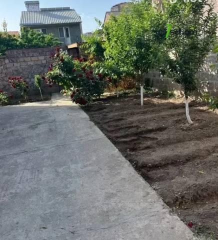 Երկու հարկանի քարե տուն Պարույր Սևակ թաղամասի 1-ին փողոցում Առինջում, 130 քմ, 2 սանհանգույց