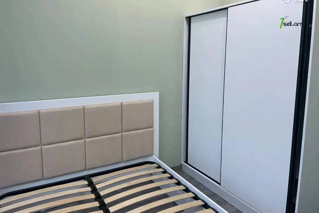 3 սենյականոց բնակարան նորակառույց շենքում Արամ Խաչատրյան փողոցում, 84 ք.մ., բարձր առաստաղներ