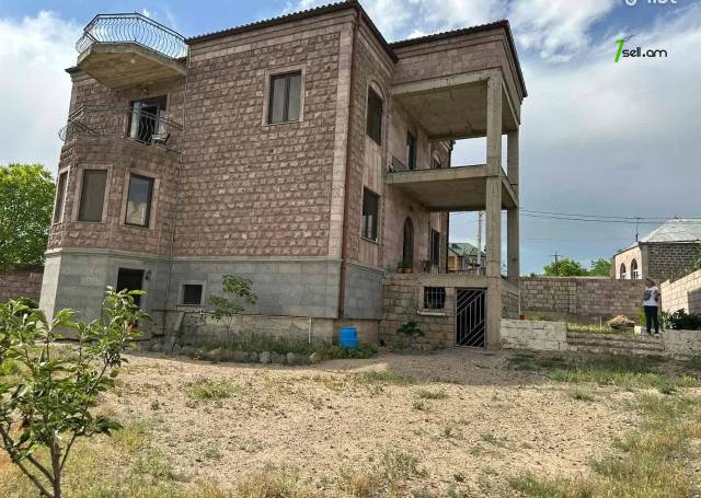 Չորս հարկանի քարե տուն 1-րդ փողոցում Քասախում, 448 ք.մ., 3+ սանհանգույց, մասնակի վերանորոգում