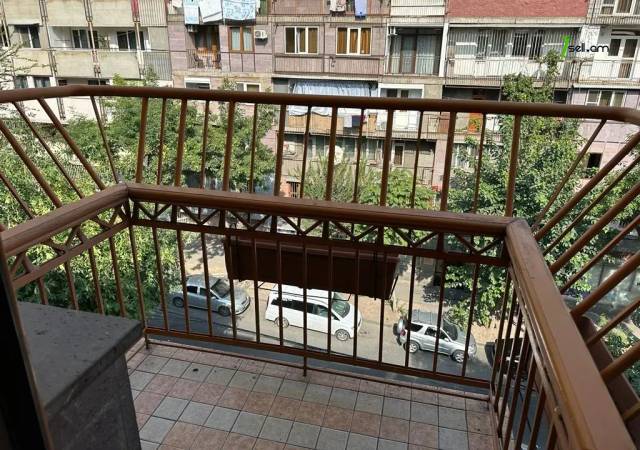 3 սենյականոց բնակարան Պուշկինի փողոցում, 106 ք.մ., 2 սանհանգույց, բարձր առաստաղներ, մի քանի պատշգամբ