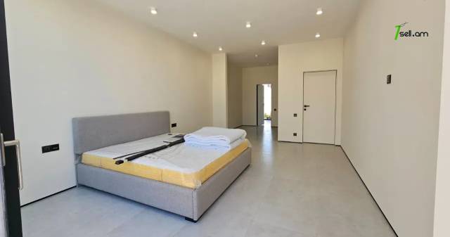 Մեկ հարկանի քարե տուն Զովունիում, 1150 ք.մ., 3+ սանհանգույց, դիզայներական ոճով վերանորոգված