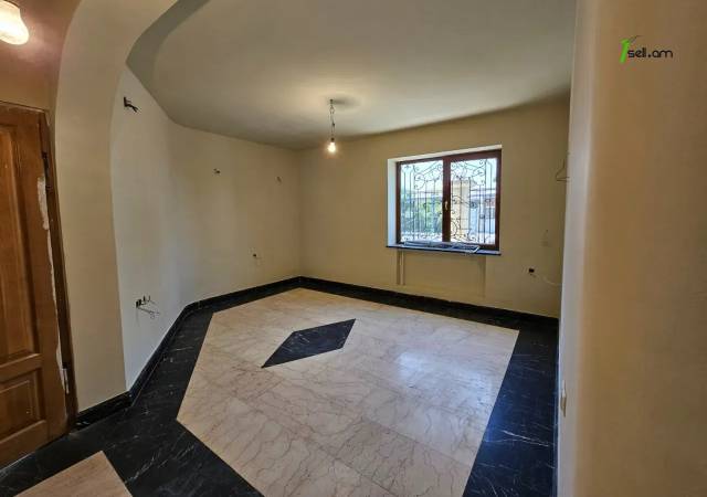 Բազմաֆունկցիոնալ գույք Էրեբունիում, 600 ք.մ.