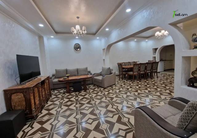Երեք հարկանի քարե տուն Գաջեգործների փողոցում Էրեբունիում, 900 քմ, 2 սանհանգույց