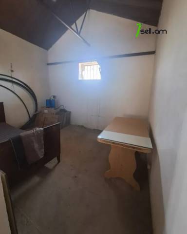 Մեկ հարկանի քարե տուն Զովունիում, 1050 քմ