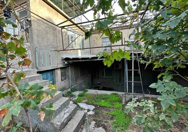 Երկու հարկանի քարե տուն Նաիրի Զարյան փողոցում կենտրոնում, 567 ք.մ., 2 սանհանգույց