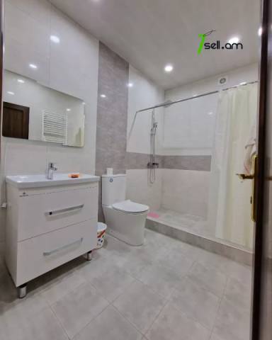 Երկու հարկանի քարե տուն Մուրացանի փողոցում Էրեբունիում, 220 ք.մ., 3+ սանհանգույց