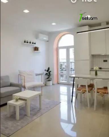 2 սենյականոց բնակարան Մաշտոցի պողոտայում, 44 ք.մ., բարձր առաստաղներ, դիզայներական ոճով վերանորոգված