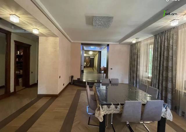 Երեք հարկանի տուն Արաբկիր 51-րդ փողոցում Արաբկիրում, 580 ք.մ., 3+ սանհանգույց