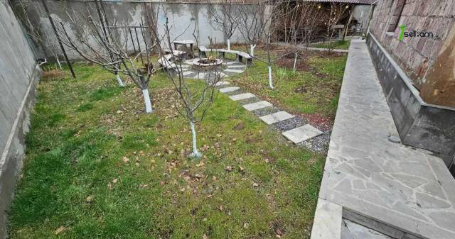 Երկու հարկանի քարե տուն Նվեր Սաֆարյան փողոցում Ավանում, 729 ք.մ., 3+ սանհանգույց