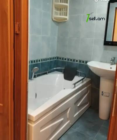 3 սենյականոց բնակարան Դավիթ Բեկի փողոցում, 80 ք.մ., նախավերջին հարկ, եվրովերանորոգված, քարե շենք