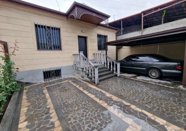 Երկու հարկանի քարե տուն Ժակ Իվ Կուստոյի փողոցում Էրեբունիում, 390 ք.մ., 3+ սանհանգույց