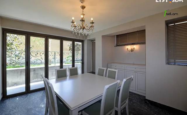 Երեք հարկանի քարե տուն Բաբայան փողոցում Արաբկիրում, 820 քմ, 3+ սանհանգույց, կապիտալ վերանորոգված