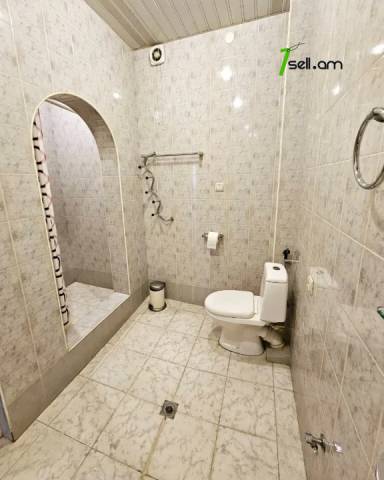 Երեք հարկանի քարե տուն Սայաթ-Նովայի պողոտայում կենտրոնում, 240 ք.մ., 2 սանհանգույց, եվրովերանորոգված