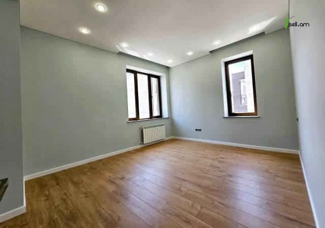 Երեք հարկանի քարե տուն, Դուրյան թաղամաս Ավանում, 800 ք.մ., 3+ սանհանգույց