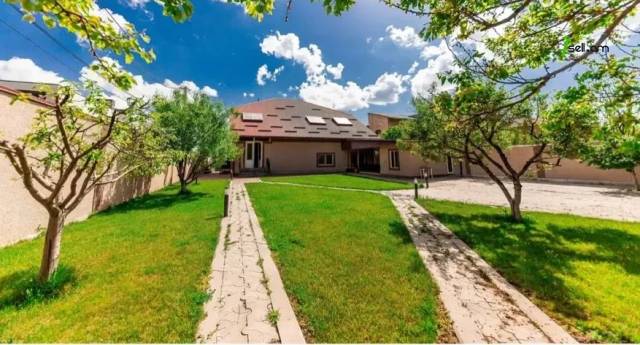 Երկու հարկանի քարե տուն Ծարավ Աղբյուրի փողոցում Ավանում, 488 ք.մ., 3+ սանհանգույց