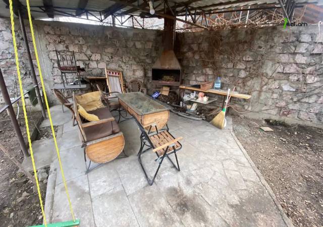 Երկու հարկանի քարե տուն Ռայնիսի փողոցում Քանաքեռ Զեյթունում, 300 քմ, 2 սանհանգույց, եվրովերանորոգված