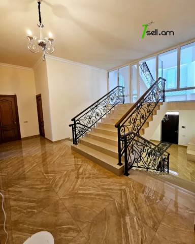 Երեք հարկանի քարե տուն Բագրևանդի փողոցում Նոր Նորքում, 1560 ք.մ., 3+ սանհանգույց