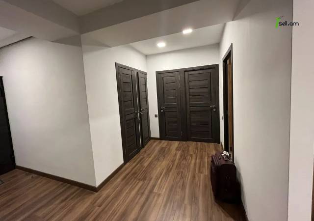 4 սենյականոց բնակարան Մեսրոպ Մաշտոցի պողոտայում, 130 քմ, 5/14 հարկ, 2 սանհանգույց, մի քանի պատշգամբ