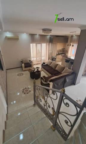 Երկու հարկանի քարե տուն Մայիսի 9-ի փողոցում Շենգավիթում, 150 քմ, 2 սանհանգույց, եվրովերանորոգված