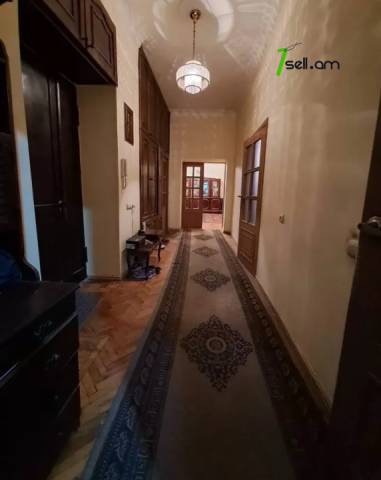 4 սենյականոց բնակարան Զարոբյան փողոցում, 162 ք.մ., նախավերջին հարկ, քարե շենք