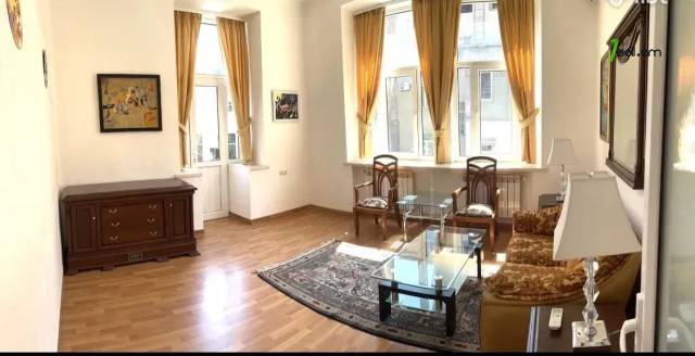 3 սենյականոց բնակարան Աբովյան փողոցում, 72 ք.մ., 2/4 հարկ, բարձր առաստաղներ, կապիտալ վերանորոգված