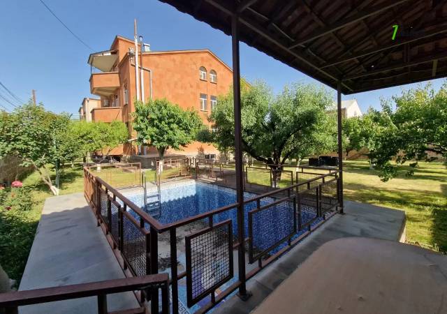 Երեք հարկանի քարե տուն Աջափնյակում, 500 ք.մ., 3+ սանհանգույց, եվրովերանորոգված